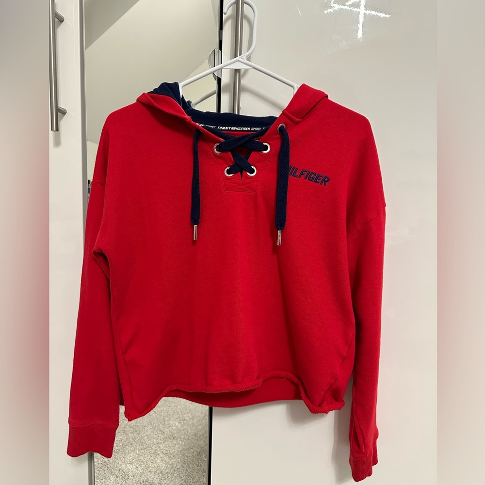 Tommy Hilfiger- Cropped Hoodie with Crisscrossed Strings